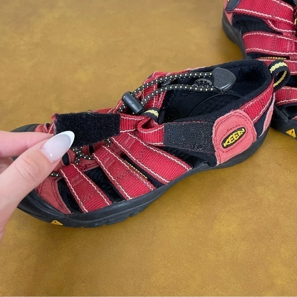 Keen Newport H2 (Ribbon Red/Gargoyle) Waterproof Kid's Shoe Size 2